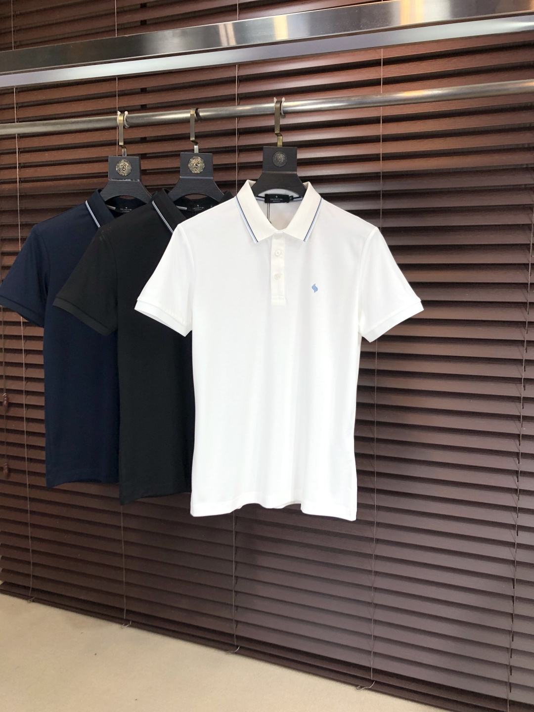 NO:745559,p.sa.2026 spring and summer new men's logo short-sleeved polo shirt, continuing the classic business casual lapel polo shirt. This polo shirt is made of mercerized piqué cotton fabric, and the timeless design can transcend fashion trends. The classic style, the hf brand LOGO is three-dimensional and unique, making the whole body more detailed. Fitted version, the fabric is made of cotton piqué material, comfortable, skin-friendly, good breathability, and practical for daily commuting and leisure. Highly recommended. Size M-3XL  m wears 175/130,,T-shirt,19860909p .sa.2026春夏新款男士标识短袖polo衫,延续经典商务休闲翻领POLO恤.该款Polo衫采用丝光珠地棉面料制成,隽永设计可跨越时尚潮流.经典款型,hf品牌LOGO立体别致,让整体更具细节感 合体的版型,面料采用全棉珠地料,舒适,亲肤,透气好,平时通勤休闲都很实穿的一款 强烈推荐.尺码M-3XL m穿175/130,,T-shirt,,Men's clothing