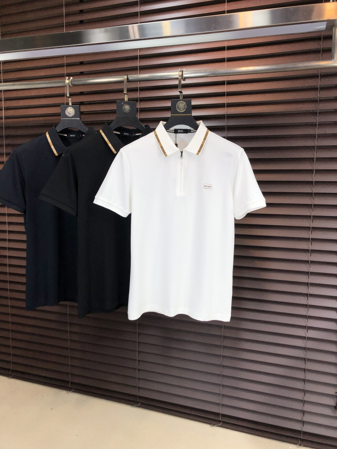 NO:745561,p.Boss.2026 spring and summer new men's logo short-sleeved polo shirt, continuing the classic business casual lapel polo shirt. This polo shirt is made of mercerized piqué cotton fabric, and the timeless design can transcend fashion trends. The classic style, the hf brand LOGO is three-dimensional and unique, making the whole body more detailed. The fit version, the fabric is made of cotton piqué material, comfortable, skin-friendly, and breathable. It is practical for daily commuting and leisure.  Highly recommended. Size M-3XL m wears 175/130, T-shirt,19860909p .Boss .2026春夏新款男士标识短袖polo衫,延续经典商务休闲翻领POLO恤.该款Polo衫采用丝光珠地棉面料制成,隽永设计可跨越时尚潮流.经典款型,hf品牌LOGO立体别致,让整体更具细节感 合体的版型,面料采用全棉珠地料,舒适,亲肤,透气好,平时通勤休闲都很实穿的一款 强烈推荐.尺码M-3XL m穿175/130,,T-shirt,,Men's clothing