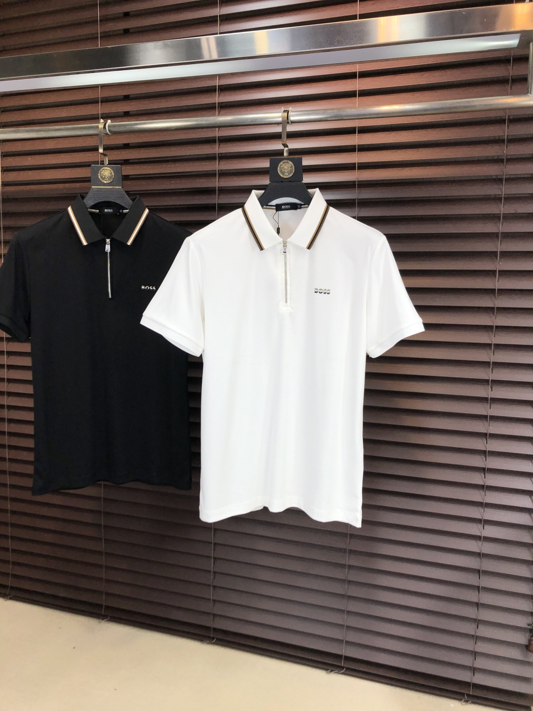 NO:745564,p.boss.2026 spring and summer new men's logo short-sleeved polo shirt, continuing the classic business casual lapel polo shirt. This polo shirt is made of mercerized piqué cotton fabric, and the timeless design can transcend fashion trends. The classic style, the hf brand LOGO is three-dimensional and unique, making the whole body more detailed. Fitted version, the fabric is made of cotton piqué material, comfortable, skin-friendly, good breathability, practical for daily commuting and leisure. Highly recommended. Size M-3XL  m wears 175/130,,T-shirt,19860909p .boss.2026春夏新款男士标识短袖polo衫,延续经典商务休闲翻领POLO恤.该款Polo衫采用丝光珠地棉面料制成,隽永设计可跨越时尚潮流.经典款型,hf品牌LOGO立体别致,让整体更具细节感 合体的版型,面料采用全棉珠地料,舒适,亲肤,透气好,平时通勤休闲都很实穿的一款 强烈推荐.尺码M-3XL m穿175/130,,T-shirt,,Men's clothing