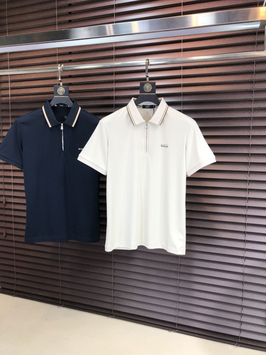 NO:745567,p.boss.2026 spring and summer new men's short-sleeved polo shirt with logo, continuing the classic business casual lapel polo shirt. This polo shirt is made of mercerized piqué cotton fabric, and its timeless design can transcend fashion trends. Classic style, hf brand LOGO is three-dimensional and unique, making the whole body more detailed. Fitted version, the fabric is made of cotton piqué material, comfortable, skin-friendly, and breathable. It is practical for daily commuting and leisure.  Highly recommended. Size M-3XL m wears 175/130, T-shirt,19860909p .boss .2026春夏新款男士标识短袖polo衫,延续经典商务休闲翻领POLO恤.该款Polo衫采用丝光珠地棉面料制成,隽永设计可跨越时尚潮流.经典款型,hf品牌LOGO立体别致,让整体更具细节感 合体的版型,面料采用全棉珠地料,舒适,亲肤,透气好,平时通勤休闲都很实穿的一款 强烈推荐.尺码M-3XL m穿175/130,,T-shirt,,Men's clothing