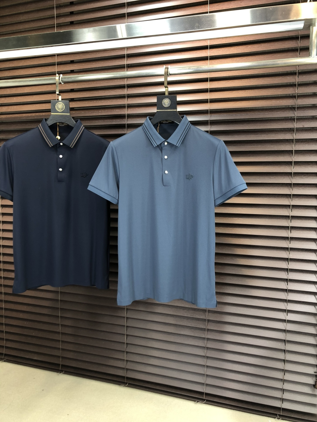 NO:745570,p.LP.2026 spring and summer new men's logo short-sleeved polo shirt, continuing the classic business casual lapel polo shirt. This polo shirt is made of mercerized piqué cotton fabric, and the timeless design can transcend fashion trends. The classic style, the hf brand LOGO is three-dimensional and unique, making the whole body more detailed. Fitted version, the fabric is made of cotton piqué material, comfortable, skin-friendly, good breathability, and practical for daily commuting and leisure. Highly recommended. Size M-3XL  m wears 175/130,,loro piana,T-shirt,19860909p .LP.2026春夏新款男士标识短袖polo衫,延续经典商务休闲翻领POLO恤.该款Polo衫采用丝光珠地棉面料制成,隽永设计可跨越时尚潮流.经典款型,hf品牌LOGO立体别致,让整体更具细节感 合体的版型,面料采用全棉珠地料,舒适,亲肤,透气好,平时通勤休闲都很实穿的一款 强烈推荐.尺码M-3XL m穿175/130,,loro piana,T-shirt,,Men's clothing