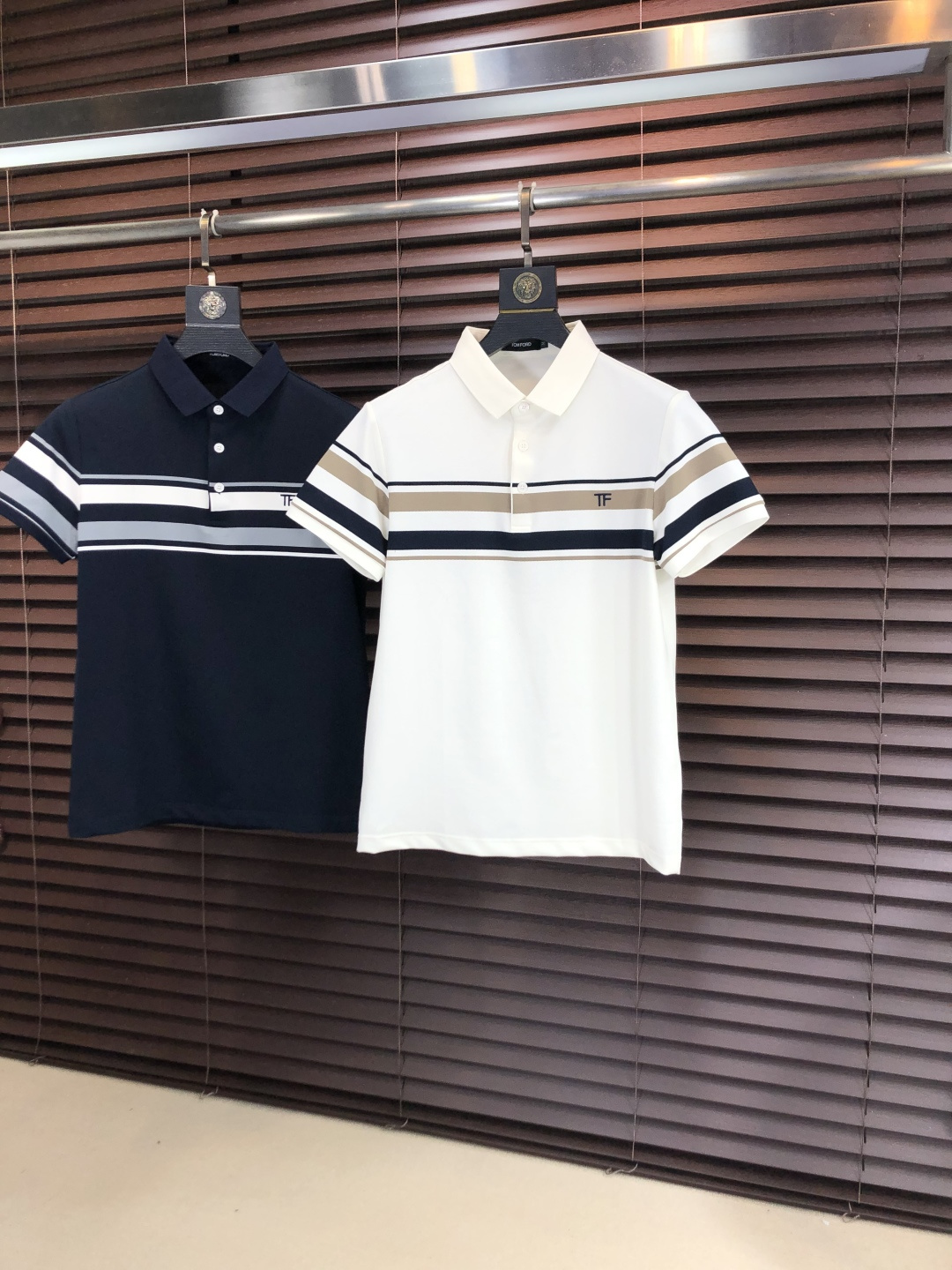 NO:745573,p.TF..2026 spring and summer new men's logo short-sleeved polo shirt, continuing the classic business casual lapel polo shirt. This polo shirt is made of mercerized piqué cotton fabric, and the timeless design can transcend fashion trends. The classic style, the hf brand LOGO is three-dimensional and unique, making the whole body more detailed. Fitted version, the fabric is made of cotton piqué material, comfortable, skin-friendly, good breathability, and practical for daily commuting and leisure. Highly recommended. Size M-3XL  m wears 175/130,,tom ford,T-shirt,19860909p .TF..2026春夏新款男士标识短袖polo衫,延续经典商务休闲翻领POLO恤.该款Polo衫采用丝光珠地棉面料制成,隽永设计可跨越时尚潮流.经典款型,hf品牌LOGO立体别致,让整体更具细节感 合体的版型,面料采用全棉珠地料,舒适,亲肤,透气好,平时通勤休闲都很实穿的一款 强烈推荐.尺码M-3XL m穿175/130,,tom ford,T-shirt,,Men's clothing