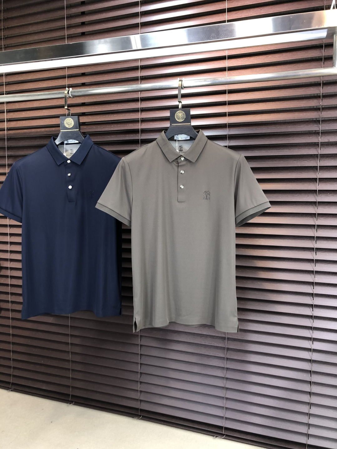 NO:745576,p.BC.2026 spring and summer new men's logo short-sleeved polo shirt, continuing the classic business casual lapel polo shirt. This polo shirt is made of mercerized piqué cotton fabric, and the timeless design can transcend fashion trends. The classic style, the hf brand LOGO is three-dimensional and unique, making the whole body more detailed. Fitted version, the fabric is made of cotton piqué material, comfortable, skin-friendly, good breathability, and practical for daily commuting and leisure. Highly recommended. Size M-3XL  m wears 175/130,,T-shirt,19860909p .BC.2026春夏新款男士标识短袖polo衫,延续经典商务休闲翻领POLO恤.该款Polo衫采用丝光珠地棉面料制成,隽永设计可跨越时尚潮流.经典款型,hf品牌LOGO立体别致,让整体更具细节感 合体的版型,面料采用全棉珠地料,舒适,亲肤,透气好,平时通勤休闲都很实穿的一款 强烈推荐.尺码M-3XL m穿175/130,,T-shirt,,Men's clothing