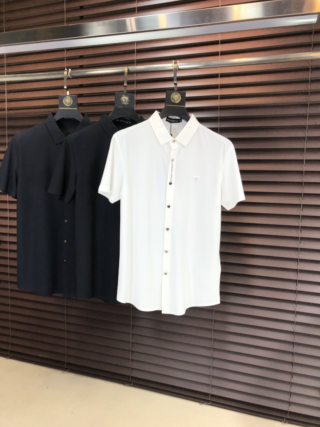 NO:745578,p. Armani. 2026 spring and summer new men's logo short-sleeved polo shirt, continuing the classic business casual lapel polo shirt. This polo shirt is made of mercerized piqué cotton fabric, and the timeless design can transcend fashion trends. The classic style, the hf brand LOGO is three-dimensional and unique, making the whole body more detailed. Fitted version, the fabric is made of cotton piqué material, comfortable, skin-friendly, good breathability, and practical for daily commuting and leisure. Highly recommended. Size M-3XL  m wears 175/130,,armani,T-shirt,19860909p .阿玛尼.2026春夏新款男士标识短袖polo衫,延续经典商务休闲翻领POLO恤.该款Polo衫采用丝光珠地棉面料制成,隽永设计可跨越时尚潮流.经典款型,hf品牌LOGO立体别致,让整体更具细节感 合体的版型,面料采用全棉珠地料,舒适,亲肤,透气好,平时通勤休闲都很实穿的一款 强烈推荐.尺码M-3XL m穿175/130,,armani,T-shirt,,Men's clothing