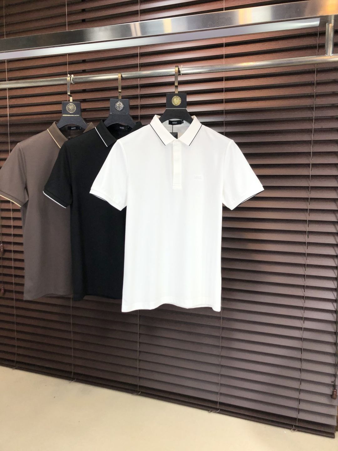 NO:745580,p.Boss.2026 spring and summer new men's logo short-sleeved polo shirt, continuing the classic business casual lapel polo shirt. This polo shirt is made of mercerized piqué cotton fabric, and the timeless design can transcend fashion trends. The classic style, the hf brand LOGO is three-dimensional and unique, making the whole body more detailed. The fit version, the fabric is made of cotton piqué material, comfortable, skin-friendly, and breathable. It is practical for daily commuting and leisure.  Highly recommended. Size M-3XL m wears 175/130, T-shirt,19860909p .Boss .2026春夏新款男士标识短袖polo衫,延续经典商务休闲翻领POLO恤.该款Polo衫采用丝光珠地棉面料制成,隽永设计可跨越时尚潮流.经典款型,hf品牌LOGO立体别致,让整体更具细节感 合体的版型,面料采用全棉珠地料,舒适,亲肤,透气好,平时通勤休闲都很实穿的一款 强烈推荐.尺码M-3XL m穿175/130,,T-shirt,,Men's clothing