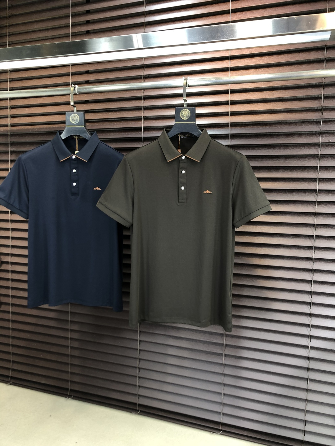 NO:745582,p.LP.2026 spring and summer new men's logo short-sleeved polo shirt, continuing the classic business casual lapel polo shirt. This polo shirt is made of mercerized piqué cotton fabric, and the timeless design can transcend fashion trends. The classic style, the hf brand LOGO is three-dimensional and unique, making the whole body more detailed. Fitted version, the fabric is made of cotton piqué material, comfortable, skin-friendly, good breathability, and practical for daily commuting and leisure. Highly recommended. Size M-3XL  m wears 175/130,,loro piana,T-shirt,19860909p .LP.2026春夏新款男士标识短袖polo衫,延续经典商务休闲翻领POLO恤.该款Polo衫采用丝光珠地棉面料制成,隽永设计可跨越时尚潮流.经典款型,hf品牌LOGO立体别致,让整体更具细节感 合体的版型,面料采用全棉珠地料,舒适,亲肤,透气好,平时通勤休闲都很实穿的一款 强烈推荐.尺码M-3XL m穿175/130,,loro piana,T-shirt,,Men's clothing