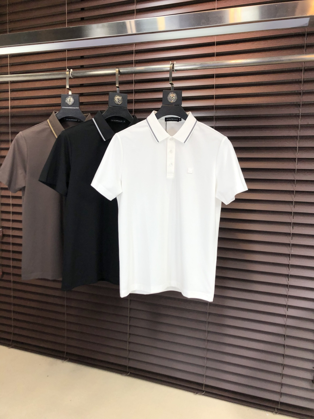 NO:745584,p. Armani. 2026 spring and summer new men's logo short-sleeved polo shirt, continuing the classic business casual lapel POLO shirt. This Polo shirt is made of mercerized piqué cotton fabric, and the timeless design can transcend fashion trends. The classic style, the hf brand LOGO is three-dimensional and unique, making the whole body more detailed. The fitted version, the fabric is made of cotton piqué material, comfortable, skin-friendly, and breathable. It is practical for daily commuting and leisure.  Highly recommended. Size M-3XL m wears 175/130, armani, T-shirt,19860909p .阿玛尼 .2026春夏新款男士标识短袖polo衫,延续经典商务休闲翻领POLO恤.该款Polo衫采用丝光珠地棉面料制成,隽永设计可跨越时尚潮流.经典款型,hf品牌LOGO立体别致,让整体更具细节感 合体的版型,面料采用全棉珠地料,舒适,亲肤,透气好,平时通勤休闲都很实穿的一款 强烈推荐.尺码M-3XL m穿175/130,,armani,T-shirt,,Men's clothing