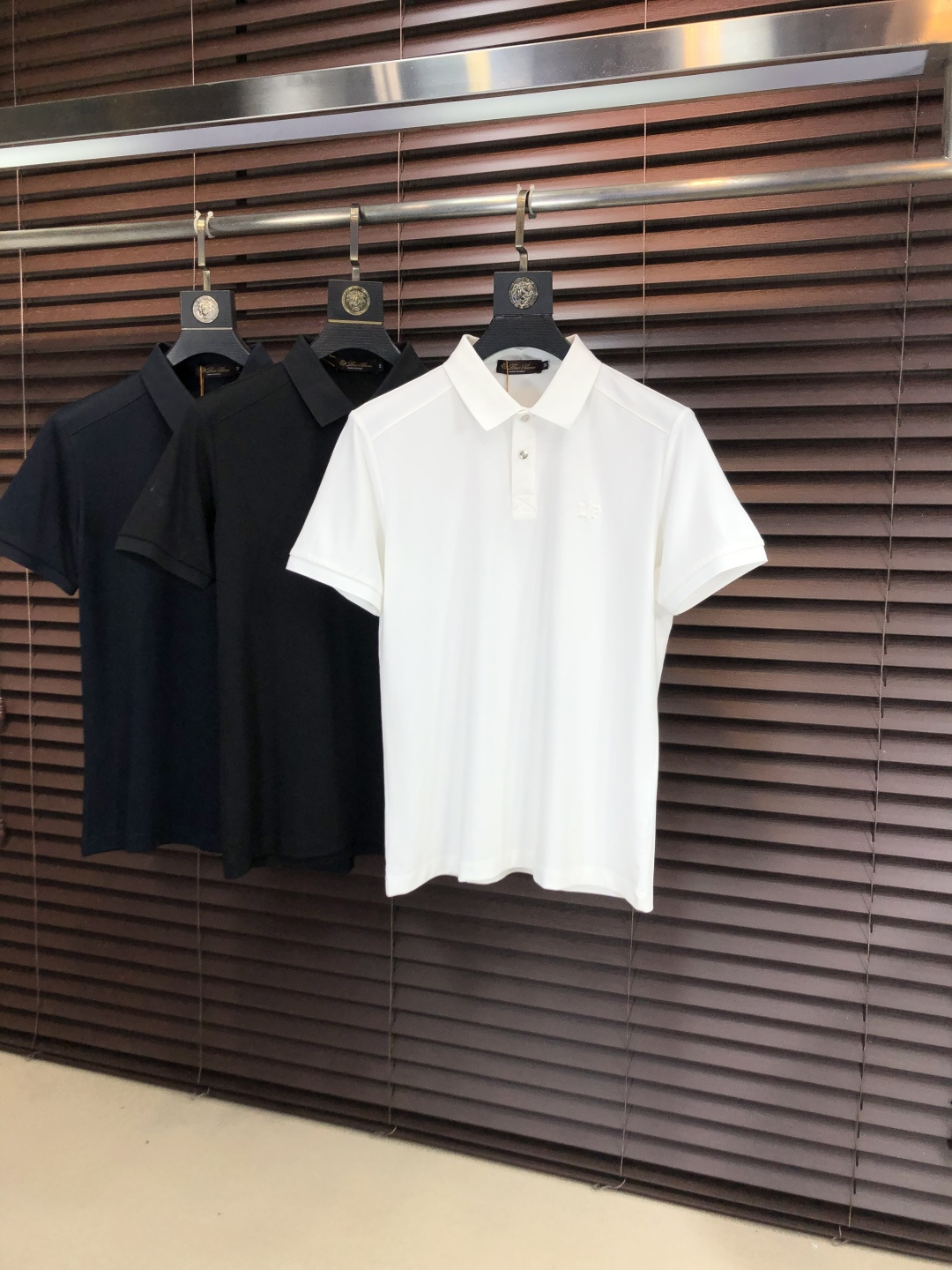 NO:745562,p.LP.2026 spring and summer new men's logo short-sleeved polo shirt, continuing the classic business casual lapel polo shirt. This polo shirt is made of mercerized piqué cotton fabric, and the timeless design can transcend fashion trends. The classic style, the hf brand LOGO is three-dimensional and unique, making the whole body more detailed. Fitted version, the fabric is made of cotton piqué material, comfortable, skin-friendly, good breathability, and practical for daily commuting and leisure. Highly recommended. Size M-3XL  m wears 175/130,,loro piana,T-shirt,19860909p .LP.2026春夏新款男士标识短袖polo衫,延续经典商务休闲翻领POLO恤.该款Polo衫采用丝光珠地棉面料制成,隽永设计可跨越时尚潮流.经典款型,hf品牌LOGO立体别致,让整体更具细节感 合体的版型,面料采用全棉珠地料,舒适,亲肤,透气好,平时通勤休闲都很实穿的一款 强烈推荐.尺码M-3XL m穿175/130,,loro piana,T-shirt,,Men's clothing