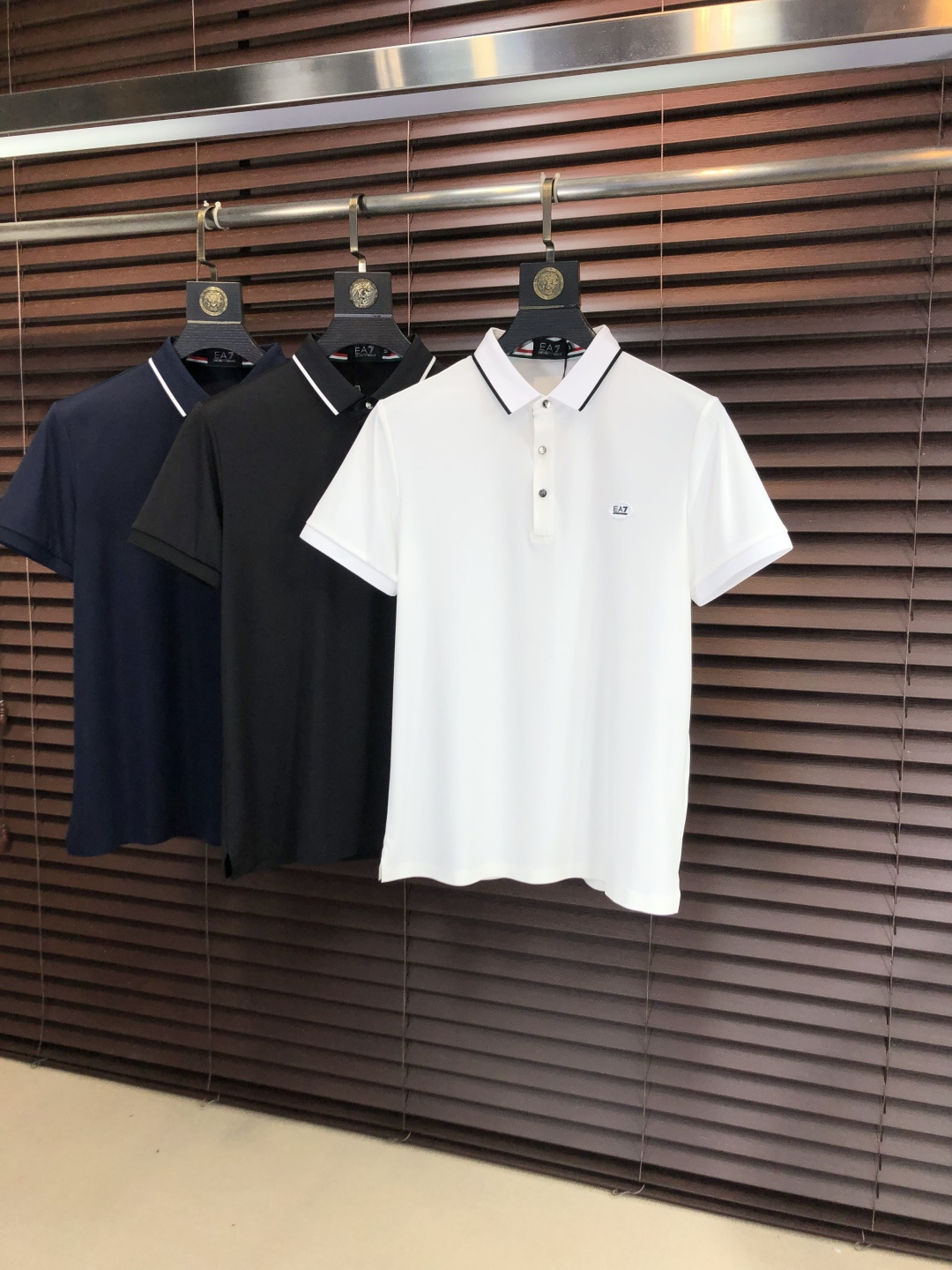 NO:745565,p. Armani..2026 spring and summer new men's short-sleeved polo shirt with logo, continuing the classic business casual lapel polo shirt. This polo shirt is made of mercerized piqué cotton fabric, and the timeless design can transcend fashion trends. The classic style, the hf brand LOGO is three-dimensional and unique, making the whole body more detailed. The fitted version, the fabric is made of cotton piqué material, comfortable, skin-friendly, and breathable. It is practical for daily commuting and leisure.  Highly recommended. Size M-3XL m wears 175/130, armani, T-shirt,19860909p .阿玛尼..2026春夏新款男士标识短袖polo衫,延续经典商务休闲翻领POLO恤.该款Polo衫采用丝光珠地棉面料制成,隽永设计可跨越时尚潮流.经典款型,hf品牌LOGO立体别致,让整体更具细节感 合体的版型,面料采用全棉珠地料,舒适,亲肤,透气好,平时通勤休闲都很实穿的一款 强烈推荐.尺码M-3XL m穿175/130,,armani,T-shirt,,Men's clothing