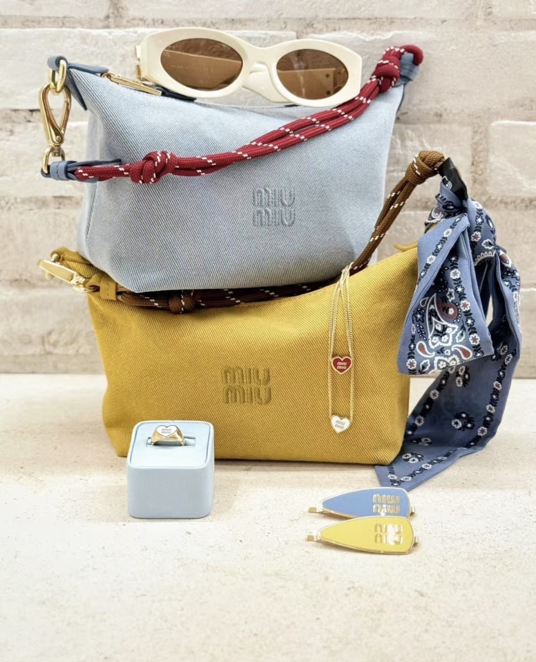 NO:811610,I have to say that Miumi is really unparalleled in popularity this year. The new lunch box bag is also so beautiful. The body is round and curved and can be carried by hand. It is the king of cost performance;, trendy department store, miumiu19860909不得不说 Miumi今年真的是火得无与伦比 新款饭盒包也太好看了 身圆润有弧形可手拎性价比之王 ；,潮品百货,miumiu,accessory