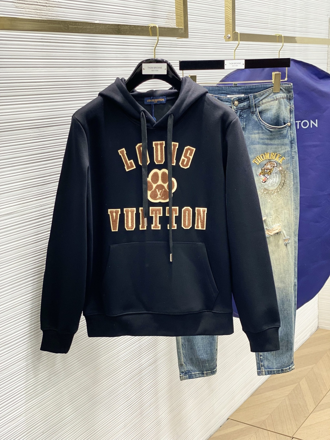 NO:121770,LV 2025 new products, available at the same time for counters, simple and fashionable casual hooded sweatshirts, original imported fabrics, comfortable and breathable, top-level printing craft letter pattern decoration logo, original hardware and auxiliary materials decoration, extremely high-end, unique design, fashionable and handsome on the upper body!  Code number M-3XL, louis vuitton, hoodie, sweatshirts, hats, alexander wang19860909LV 2025新品,专柜同步有售,简约时尚休闲连帽卫衣,原版进口面料,舒适透气,顶级印花工艺字母图案装饰logo,原版五金辅料装饰,档次极高,独特设计,上身时尚帅气！码数M-3XL,,louis vuitton,hoodie,sweatshirts,hats,alexander wang,Men's clothing