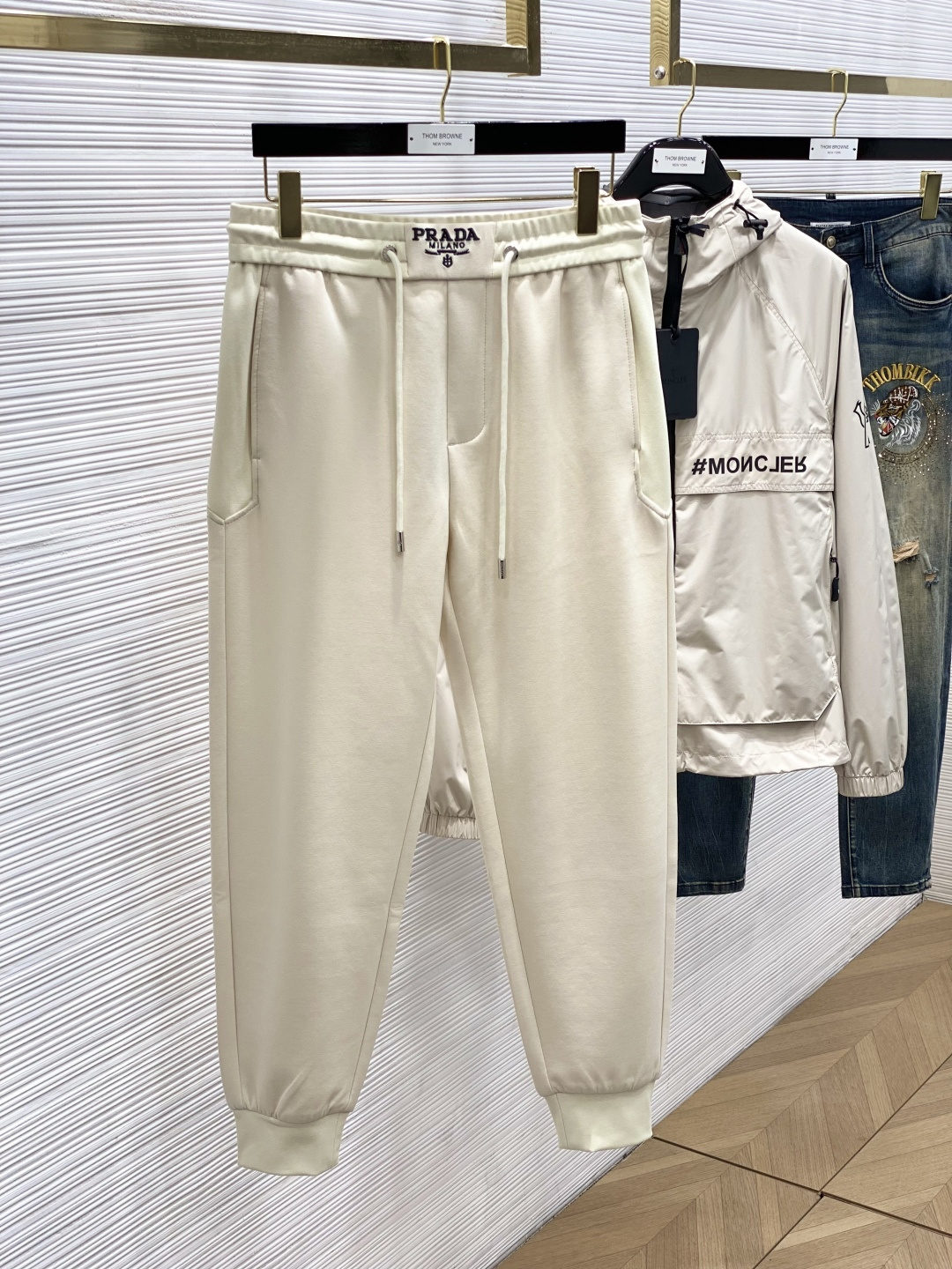 NO:121786,Prada is the latest product in spring 2025, available at the counter at the same time, original singles, fashionable casual pants, imported original fabric, comfortable and breathable upper body, simple and easy to match, metal letter pattern decorative logo, original hardware and auxiliary materials decoration, extremely high grade, handsome and stylish upper body, code M-3XL, prada, alexander wang19860909普拉达 2025春季最新品,专柜同步有售,原单狠货,时尚休闲裤,进口原版面料,上身舒适透气,简约易搭配,金属字母图案装饰logo,原版五金辅料装饰,档次极高,上身帅气有型,码数M-3XL,,prada,alexander wang,Men's clothing