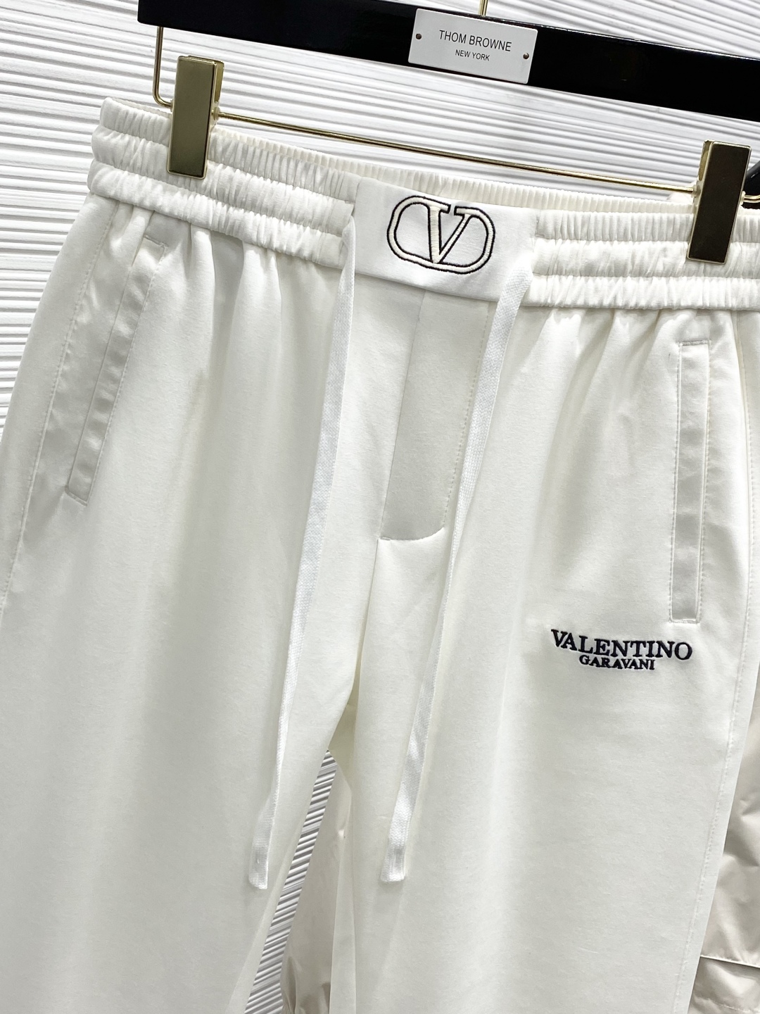 Valentino Spring 2025 Collection: Fashionable, Comfy Pants with High-Grade Details - 图片 2