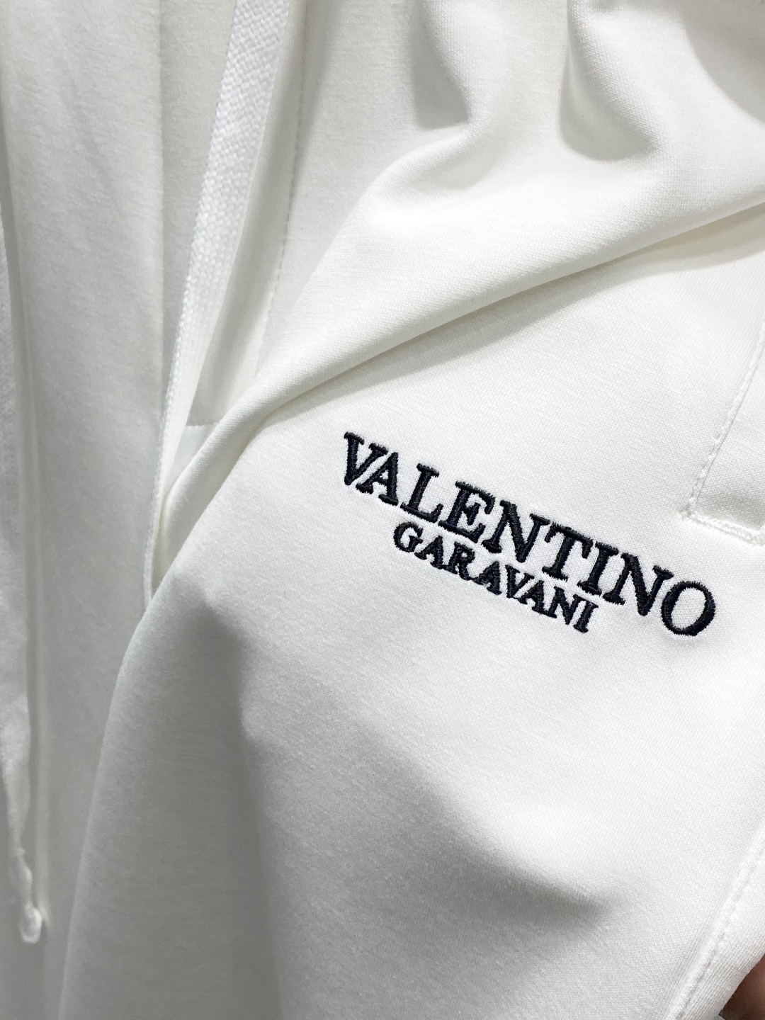 Valentino Spring 2025 Collection: Fashionable, Comfy Pants with High-Grade Details - 图片 6