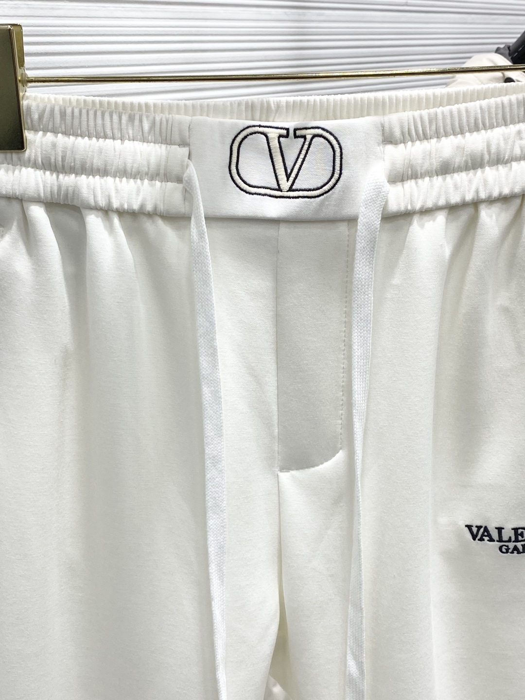 Valentino Spring 2025 Collection: Fashionable, Comfy Pants with High-Grade Details - 图片 3