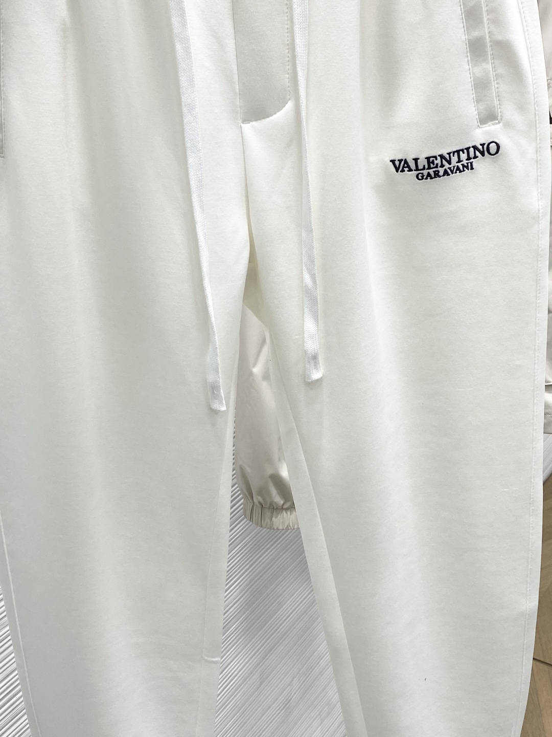 Valentino Spring 2025 Collection: Fashionable, Comfy Pants with High-Grade Details - 图片 5
