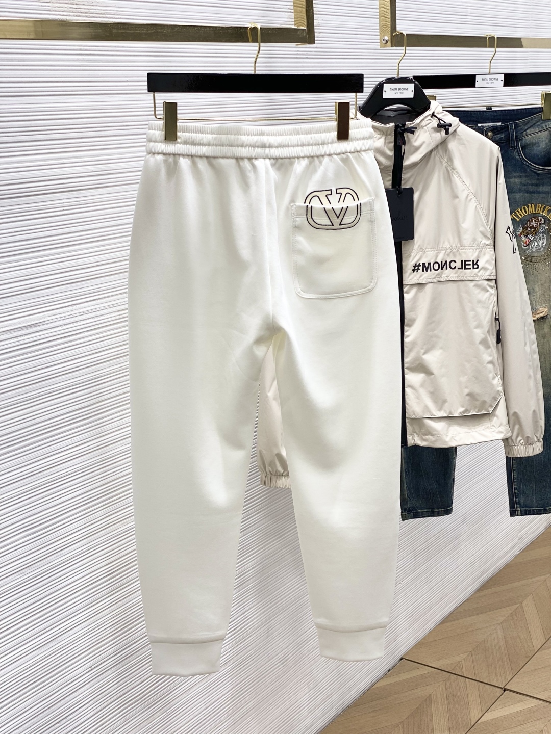 Valentino Spring 2025 Collection: Fashionable, Comfy Pants with High-Grade Details - 图片 9