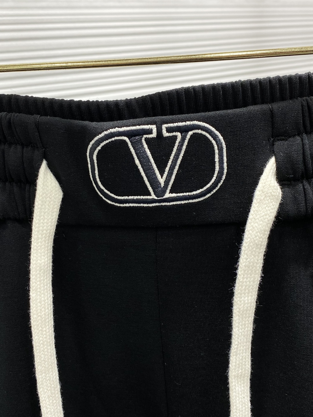 Valentino Spring 2025: Fashionable Pants with Original Fabric and High-Grade Details - 图片 4