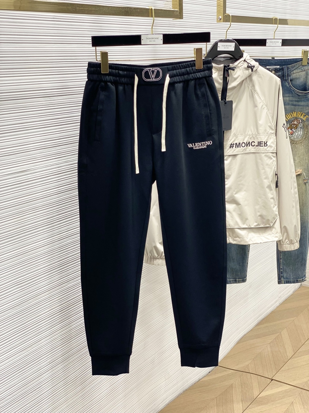 Valentino Spring 2025: Fashionable Pants with Original Fabric and High-Grade Details - 图片 1