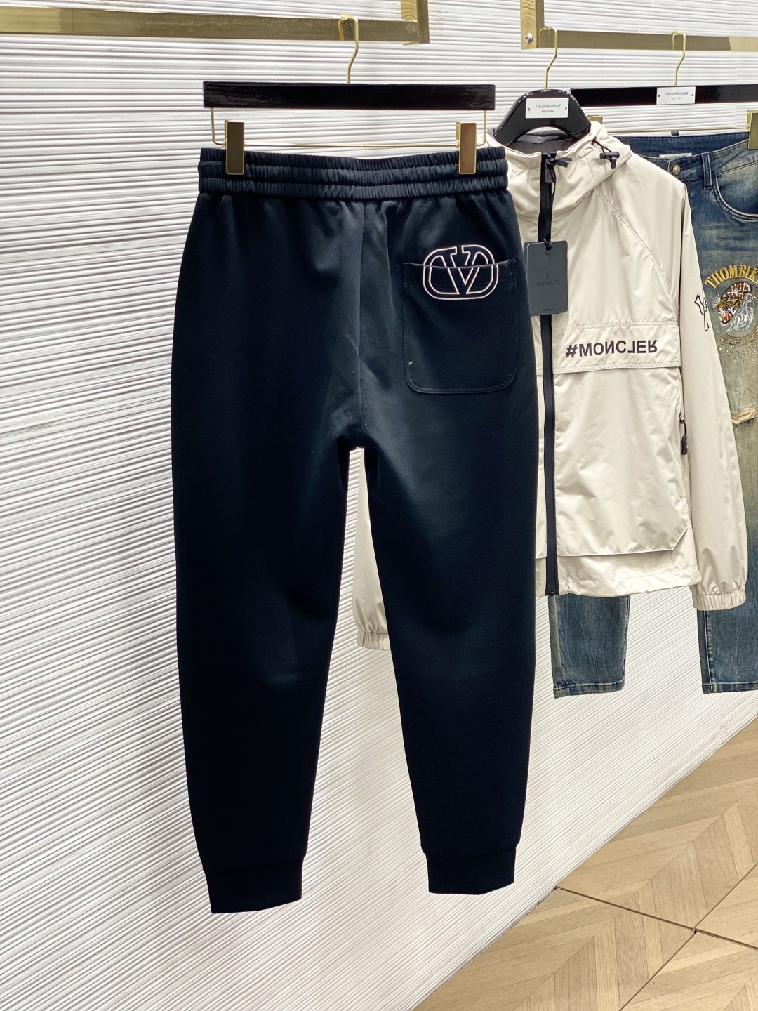 Valentino Spring 2025: Fashionable Pants with Original Fabric and High-Grade Details - 图片 9