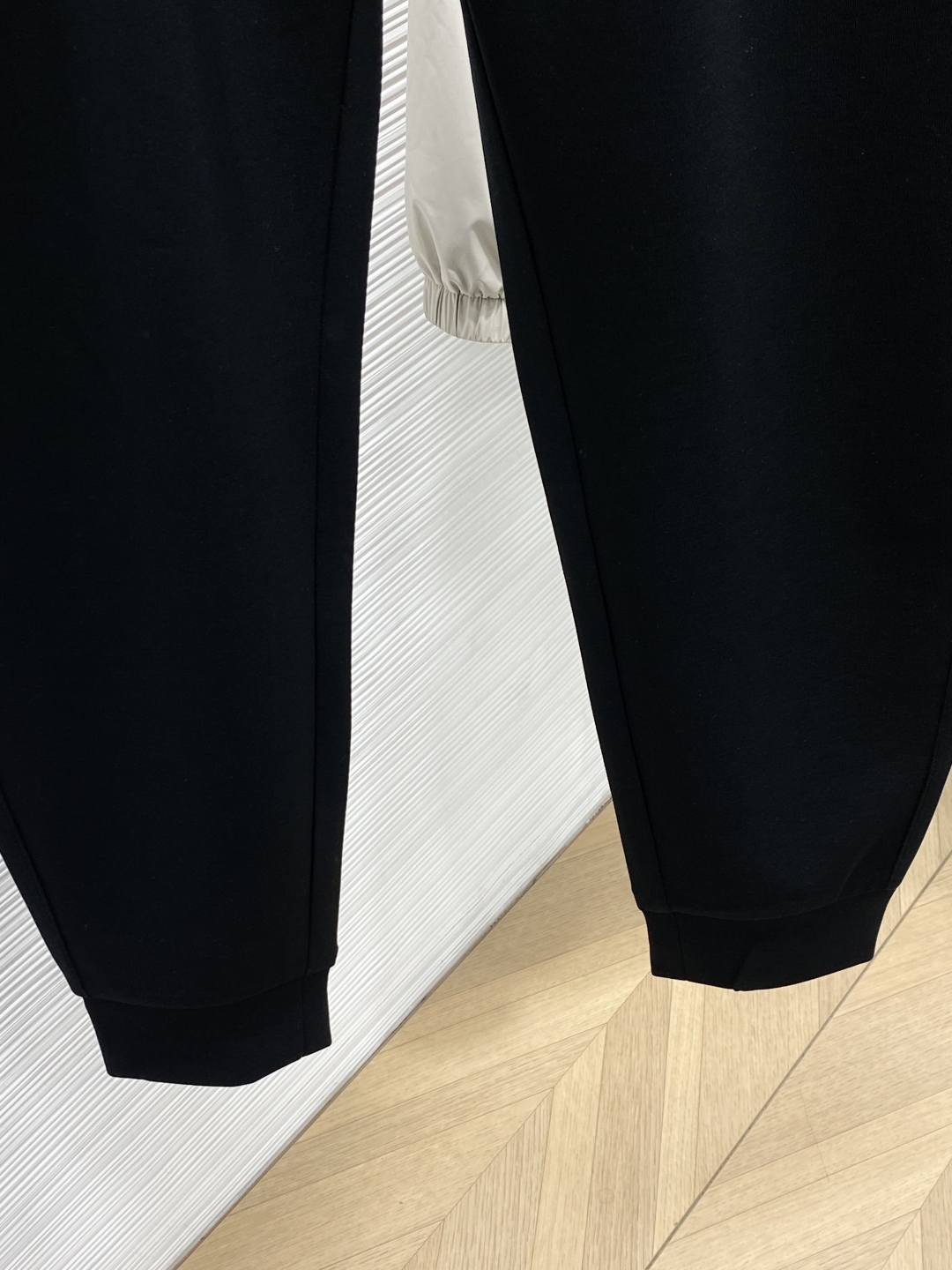 Valentino Spring 2025: Fashionable Pants with Original Fabric and High-Grade Details - 图片 7