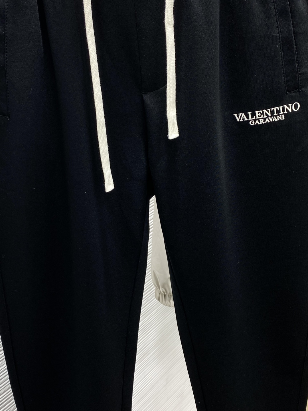 Valentino Spring 2025: Fashionable Pants with Original Fabric and High-Grade Details - 图片 5