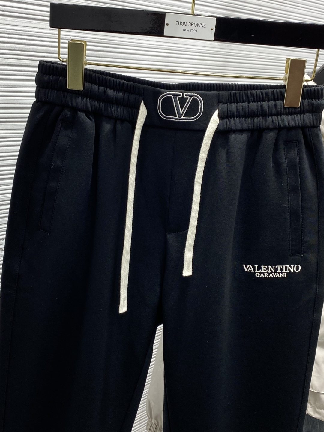 Valentino Spring 2025: Fashionable Pants with Original Fabric and High-Grade Details - 图片 2