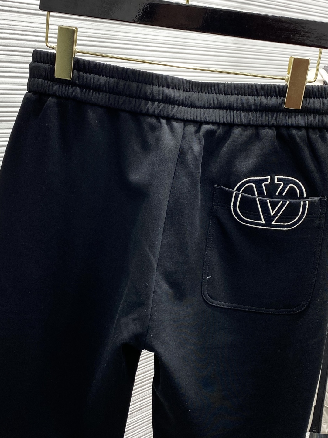 Valentino Spring 2025: Fashionable Pants with Original Fabric and High-Grade Details - 图片 8