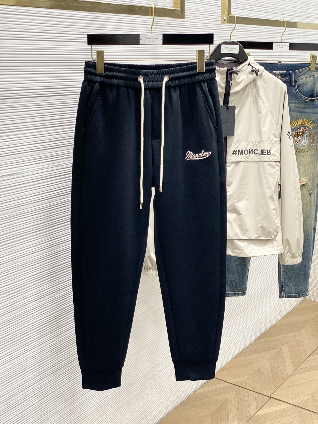 NO:121791,The latest products for the spring of 2025, available at the counter at the same time, original singles, fashionable casual pants, imported original fabrics, comfortable and breathable upper body, simple and easy to match, metal letter pattern decorative logo, original hardware and auxiliary materials decoration, extremely high grade, handsome and stylish upper body, code M-3XL, Moncler, alexander wang19860909蒙口 2025春季最新品,专柜同步有售,原单狠货,时尚休闲裤,进口原版面料,上身舒适透气,简约易搭配,金属字母图案装饰logo,原版五金辅料装饰,档次极高,上身帅气有型,码数M-3XL,,Moncler,alexander wang,Men's clothing