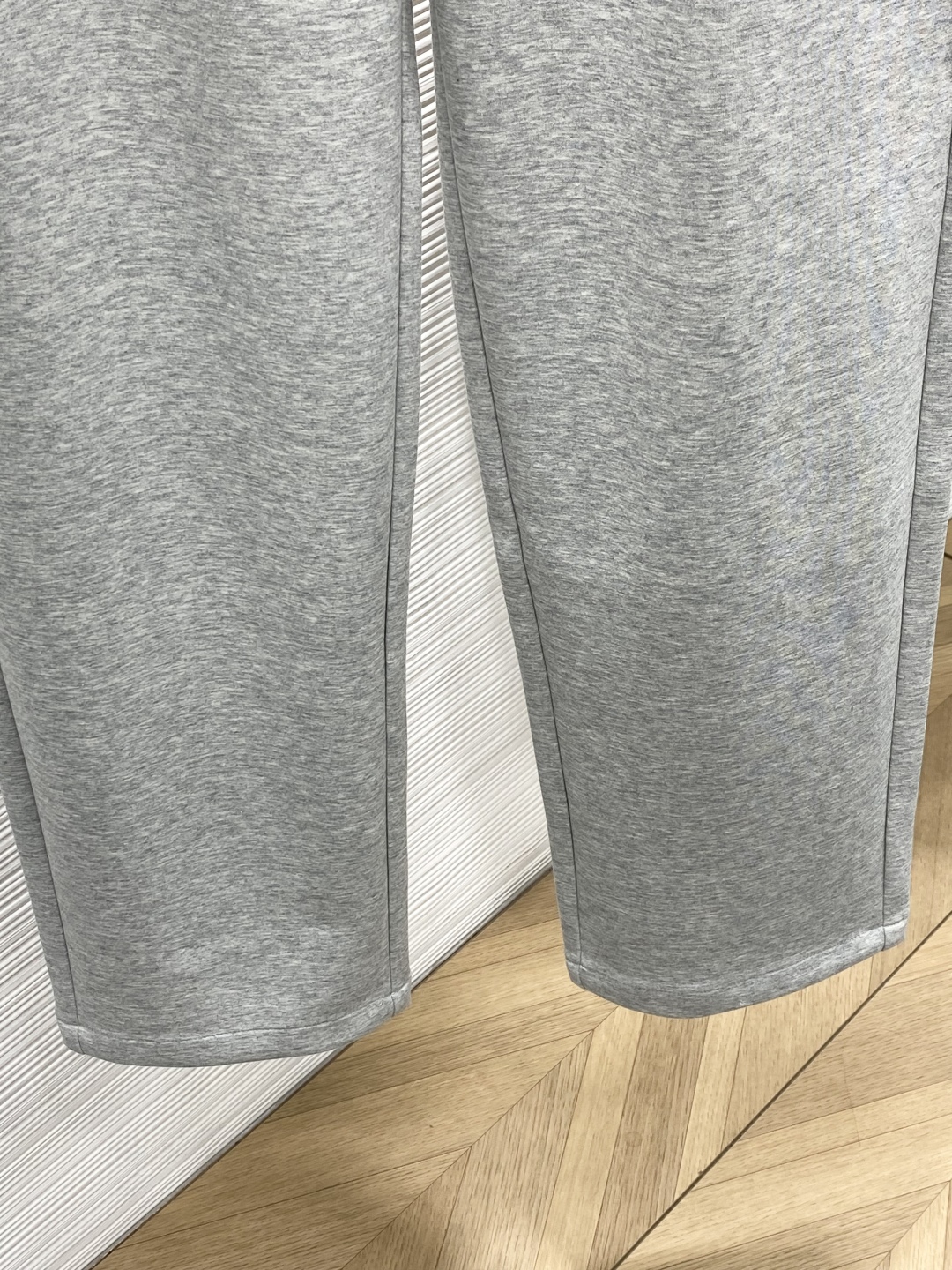 Gucci Spring 2025: Synchronized Fashionable Leisure Pants with Original Fabric and High-Grade Details - 图片 6