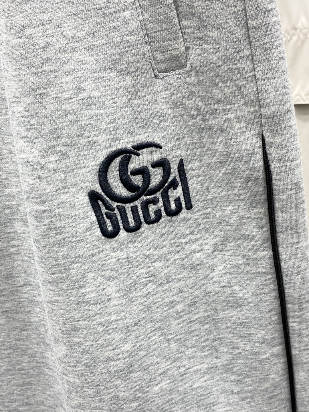 Gucci Spring 2025: Synchronized Fashionable Leisure Pants with Original Fabric and High-Grade Details - 图片 4