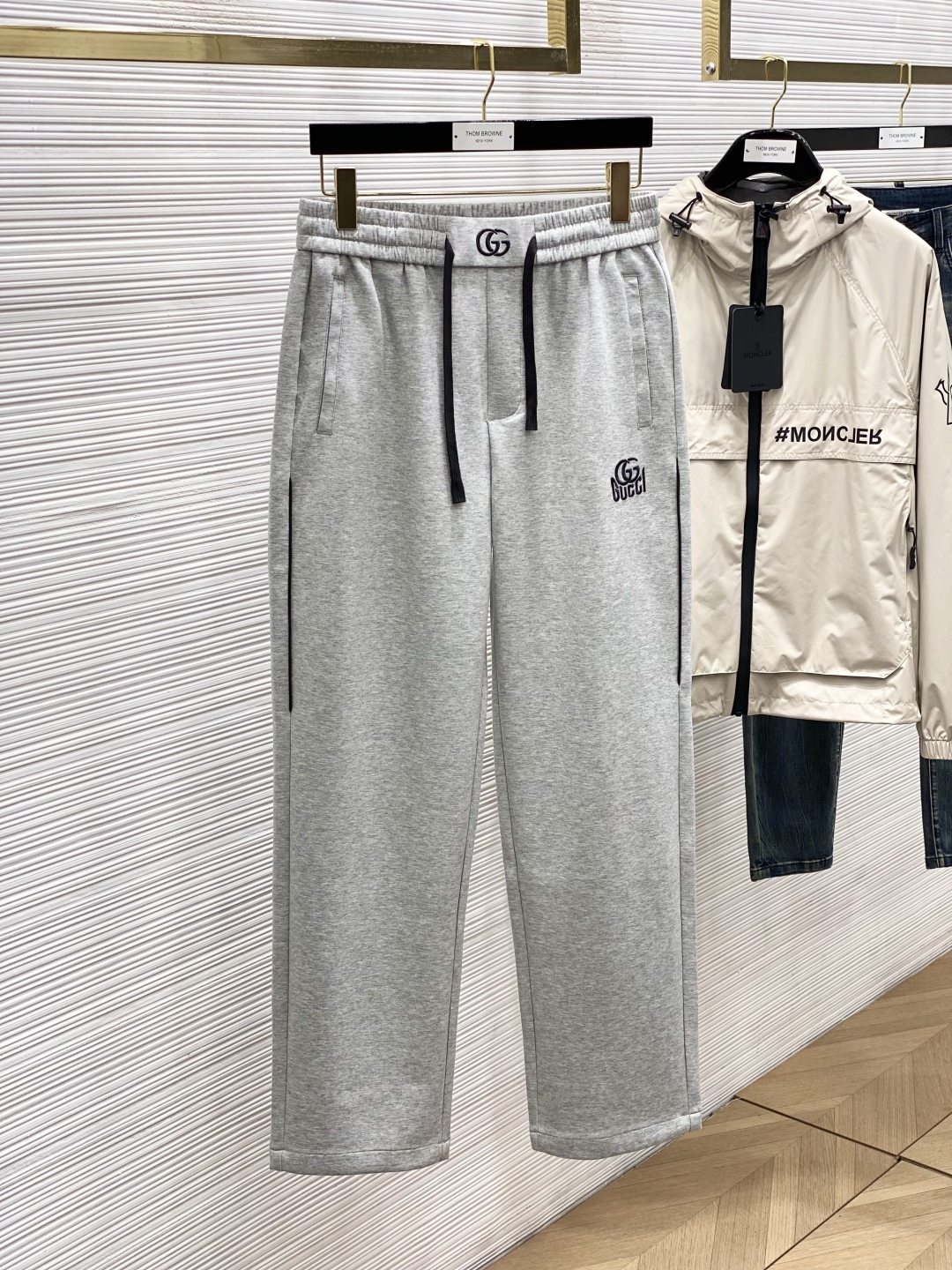 Gucci Spring 2025: Synchronized Fashionable Leisure Pants with Original Fabric and High-Grade Details - 图片 1