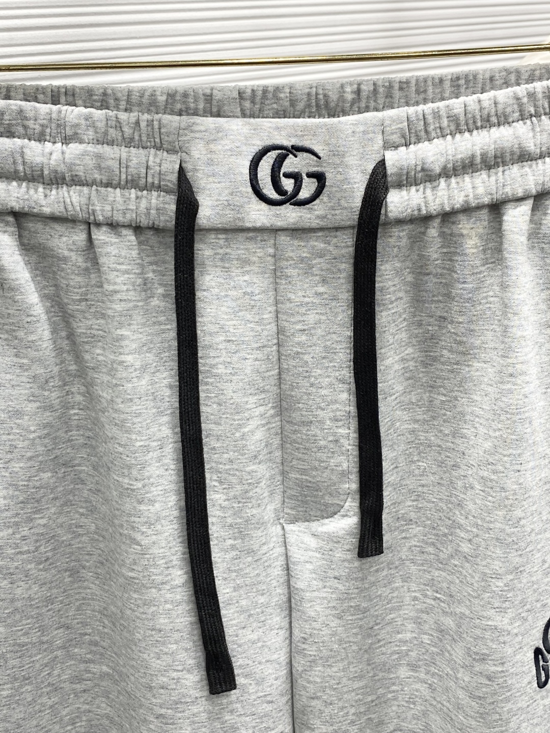 Gucci Spring 2025: Synchronized Fashionable Leisure Pants with Original Fabric and High-Grade Details - 图片 3