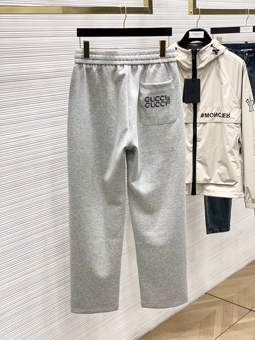 Gucci Spring 2025: Synchronized Fashionable Leisure Pants with Original Fabric and High-Grade Details - 图片 9