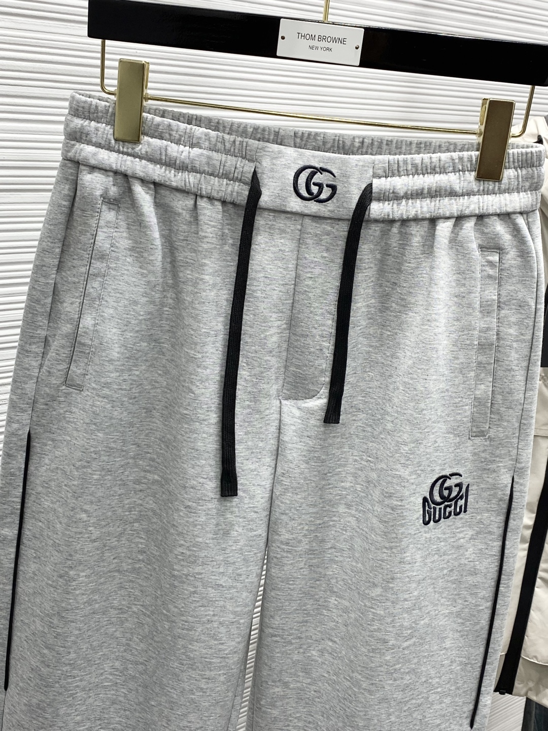 Gucci Spring 2025: Synchronized Fashionable Leisure Pants with Original Fabric and High-Grade Details - 图片 2