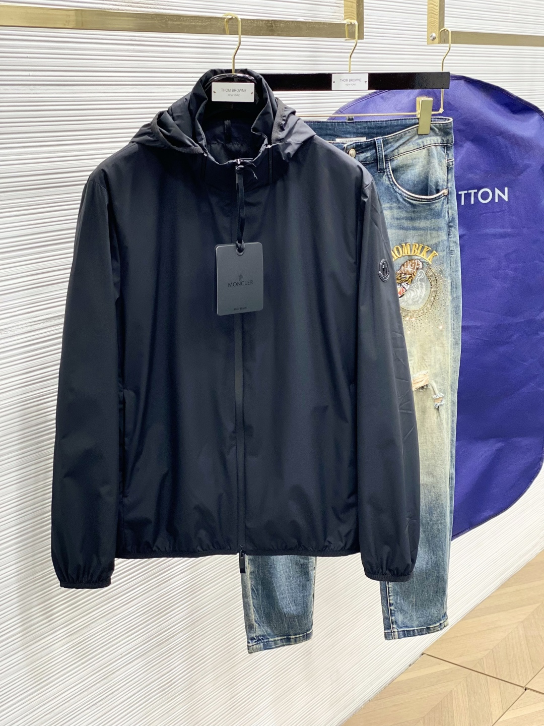 NO:121776,The latest thin hooded jacket with 25ss cover, urban fashionable and casual hooded jacket. This jacket has high breathability and comfort, single-layer fabric, inner edging, contrasting color over shoulders and sleeves, zipper opening and closing, high-end quality, and patterned fabrics and hardware are customized in the counter 1:1. The lines are smooth and the craftsmanship is exquisite. The upper body style is excellent. The casual matching is very fashionable and handsome, showing the fashionable and personalized atmosphere!  Code number M-3XL, Moncler, jackets & coats, jackets & coats, hats, alexander wang19860909蒙口 25ss最新薄款连帽夹克外套,都市时尚休闲连帽款.这款夹克透气舒适度高,单层面料,内里包边,撞色过肩和衣袖,拉链开合,高端品质、版型面料五金都是专柜1:1定制,线条流畅,工艺精致,上身版型超赞,随意搭配都非常时尚帅气,尽显时尚个性气息！ 码数M-3XL,,Moncler,jackets & coats,jackets & coats,hats,alexander wang,Men's clothing