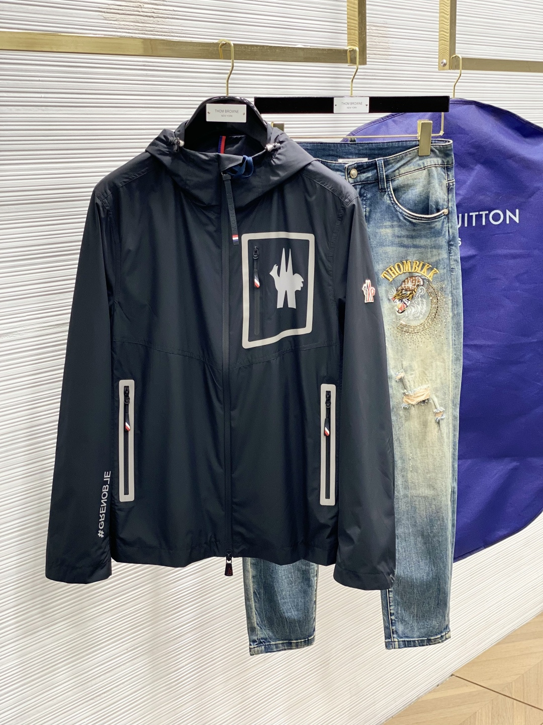 NO:121785,The latest thin hooded jacket with 25ss cover, urban fashionable and casual hooded jacket. This jacket has high breathability and comfort, single-layer fabric, inner edging, contrasting color over shoulders and sleeves, zipper opening and closing, high-end quality, and patterned fabrics and hardware are customized in the counter 1:1. The lines are smooth and the craftsmanship is exquisite. The upper body style is excellent. The casual matching is very fashionable and handsome, showing the fashionable and personalized atmosphere!  Code number M-3XL, Moncler, jackets & coats, jackets & coats, hats, alexander wang19860909蒙口 25ss最新薄款连帽夹克外套,都市时尚休闲连帽款.这款夹克透气舒适度高,单层面料,内里包边,撞色过肩和衣袖,拉链开合,高端品质、版型面料五金都是专柜1:1定制,线条流畅,工艺精致,上身版型超赞,随意搭配都非常时尚帅气,尽显时尚个性气息！ 码数M-3XL,,Moncler,jackets & coats,jackets & coats,hats,alexander wang,Men's clothing