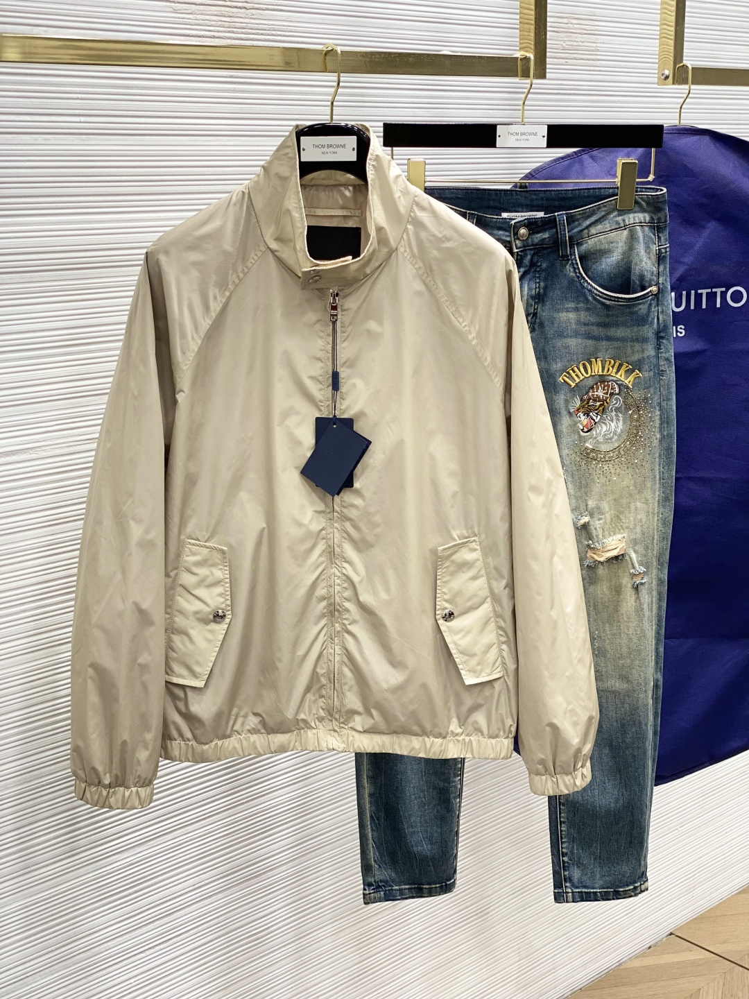 NO:121779,Prada 25ss latest thin stand-up collar jacket jacket, urban fashion and casual style. This jacket is breathable and comfortable, single-layer fabric, inner edging, contrasting color over shoulders and sleeves, zipper opening and closing, high-end quality, and patterned fabric hardware are customized 1:1 in the counter, smooth lines and exquisite craftsmanship, and the upper body style is excellent. The casual matching is very fashionable and handsome, showing the fashionable and personalized atmosphere!  Code number M-3XL, prada, jackets & coats, jackets & coats, alexander wang19860909普拉达 25ss最新薄款立领夹克外套,都市时尚休闲款.这款夹克透气舒适度高,单层面料,内里包边,撞色过肩和衣袖,拉链开合,高端品质、版型面料五金都是专柜1:1定制,线条流畅,工艺精致,上身版型超赞,随意搭配都非常时尚帅气,尽显时尚个性气息！ 码数M-3XL,,prada,jackets & coats,jackets & coats,alexander wang,Men's clothing