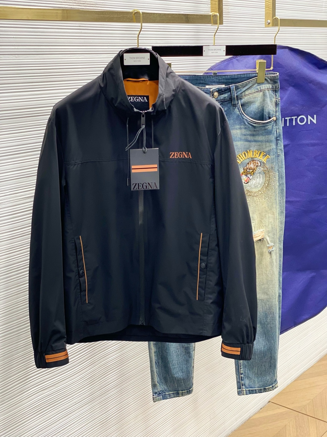 NO:121782,Jenia 25ss latest thin stand-up collar jacket jacket, urban fashion and casual style. This jacket is breathable and comfortable, with single-layer fabric, inner edging, contrasting color over shoulders and sleeves, zipper opening and closing, high-end quality, and patterned fabric hardware are customized 1:1 in the counter, smooth lines and exquisite craftsmanship, and the upper body style is superb. The casual matching is very fashionable and handsome, showing the fashionable and personalized atmosphere!  Code number M-3XL, zegna, jackets & coats, jackets & coats, alexander wang19860909杰尼亚 25ss最新薄款立领夹克外套,都市时尚休闲款.这款夹克透气舒适度高,单层面料,内里包边,撞色过肩和衣袖,拉链开合,高端品质、版型面料五金都是专柜1:1定制,线条流畅,工艺精致,上身版型超赞,随意搭配都非常时尚帅气,尽显时尚个性气息！ 码数M-3XL,,zegna,jackets & coats,jackets & coats,alexander wang,Men's clothing