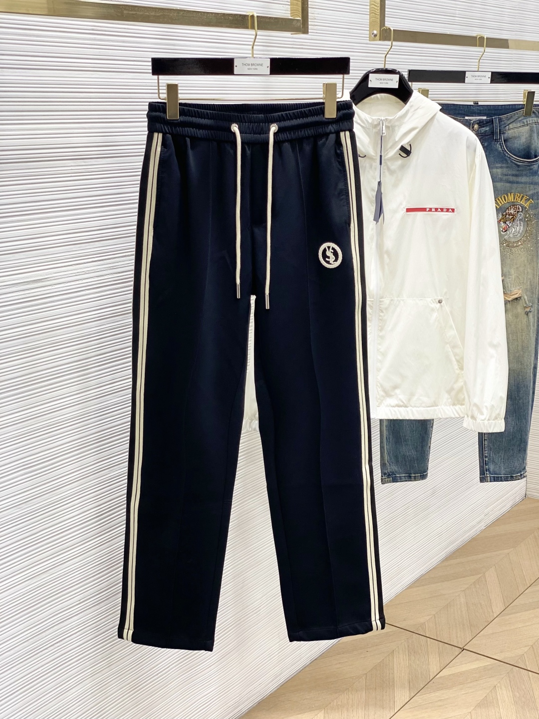 Spring 2025 Fashion: Synchronised Cabinets with Gruelling Yet Fashionable Pants - 图片 1