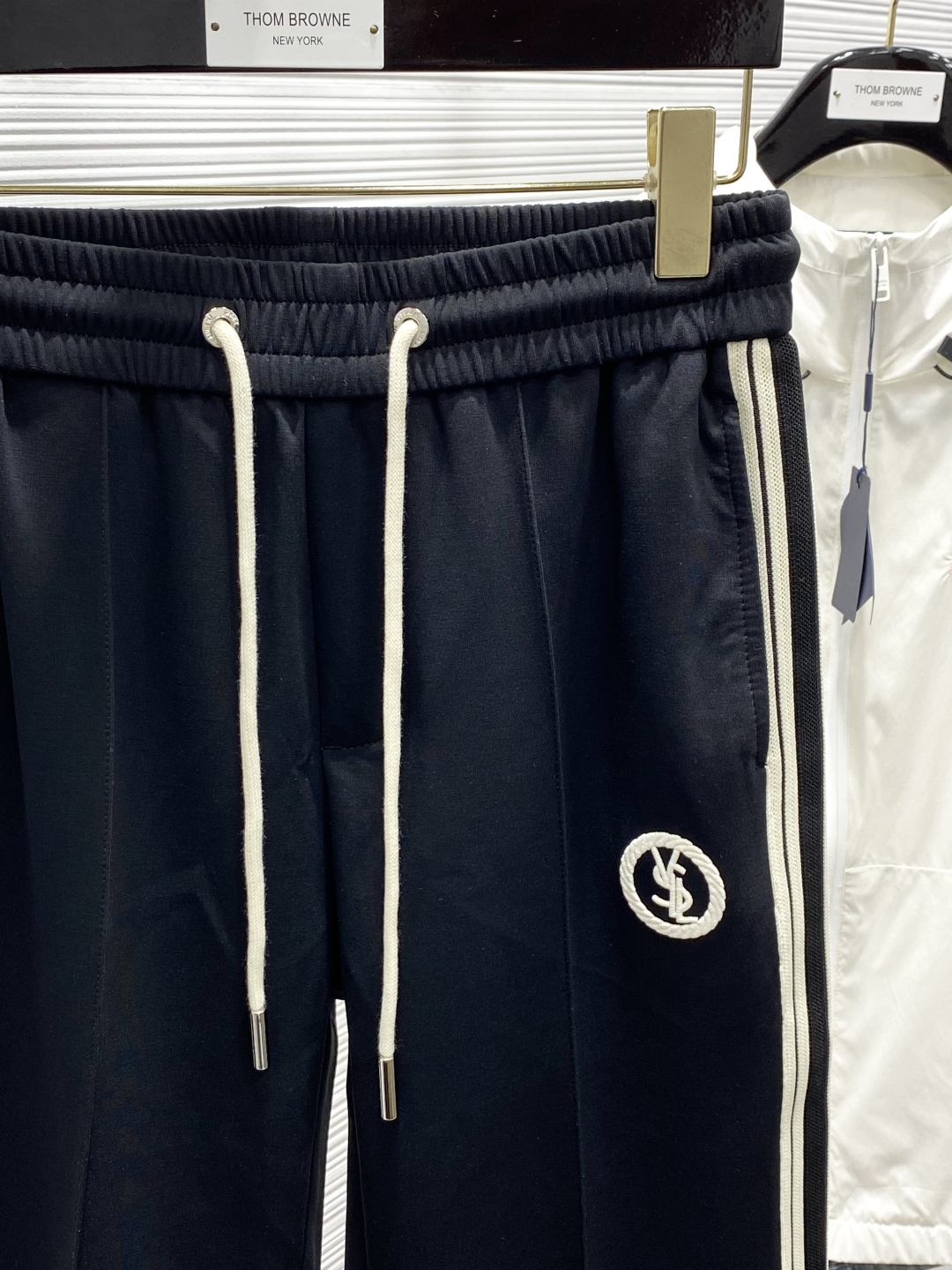 Spring 2025 Fashion: Synchronised Cabinets with Gruelling Yet Fashionable Pants - 图片 5