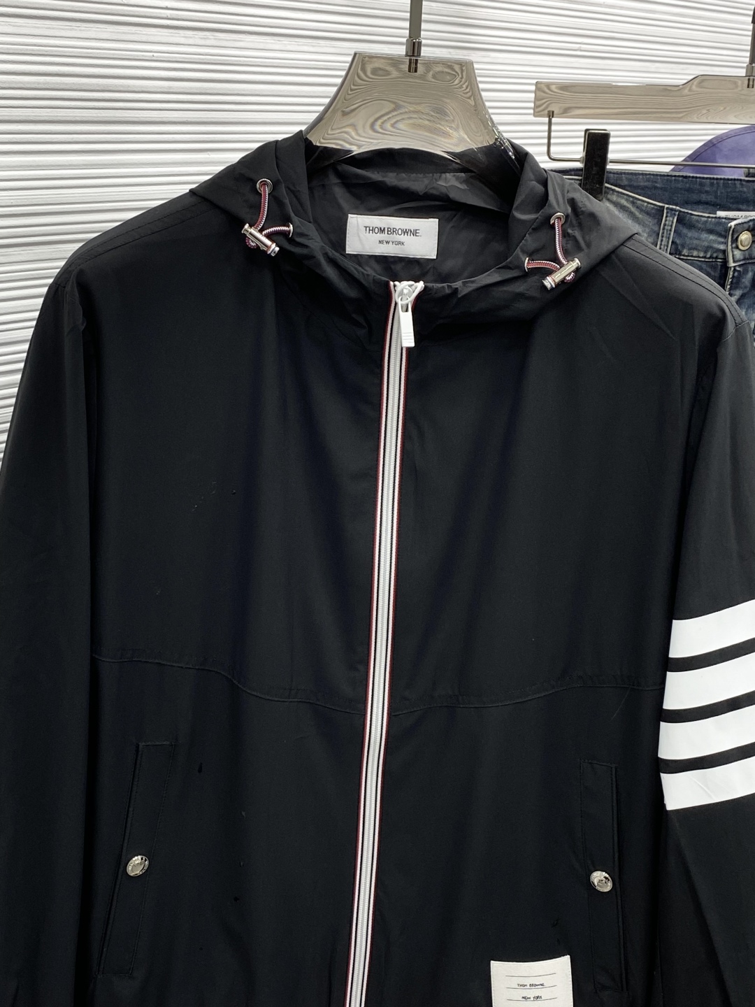 “Customized Heavy-Duty Jacket with Exclusive Hardware Fittings for Men and Women” - 图片 3