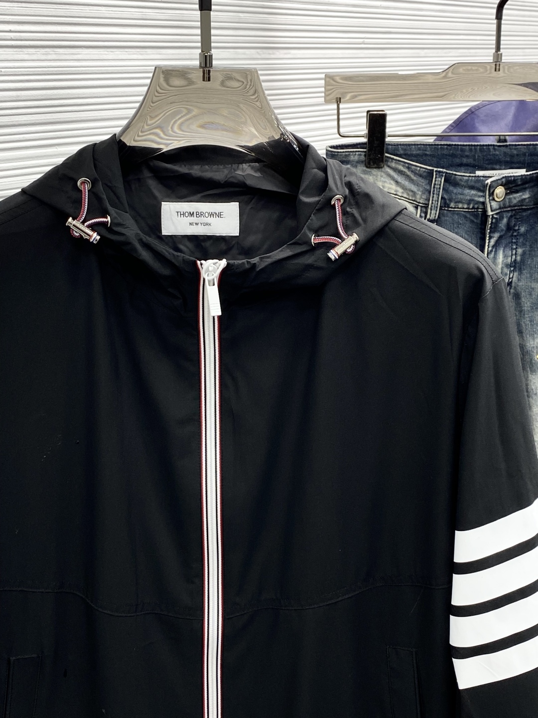 “Customized Heavy-Duty Jacket with Exclusive Hardware Fittings for Men and Women” - 图片 4