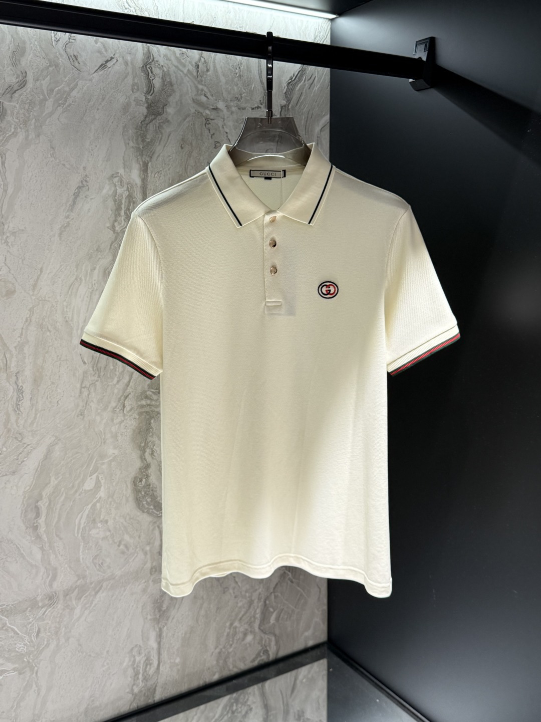 NO:466535,, Guqi, new spring and summer products, available at the same time in counters, simple and fashionable casual polo short sleeves, original imported fabric, comfortable and breathable, top-grade embroidery craft letter pattern decorative logo, extremely high-end, unique design, fashionable and handsome on the upper body!  Code number M-3XL, T-shirt, alexander wang19860909,古奇,春夏新品,专柜同步有售,简约时尚休闲polo短袖,原版进口面料,舒适透气,顶级刺绣工艺字母图案装饰logo,档次极高,独特设计,上身时尚帅气！码数M-3XL,,T-shirt,alexander wang,Men's clothing