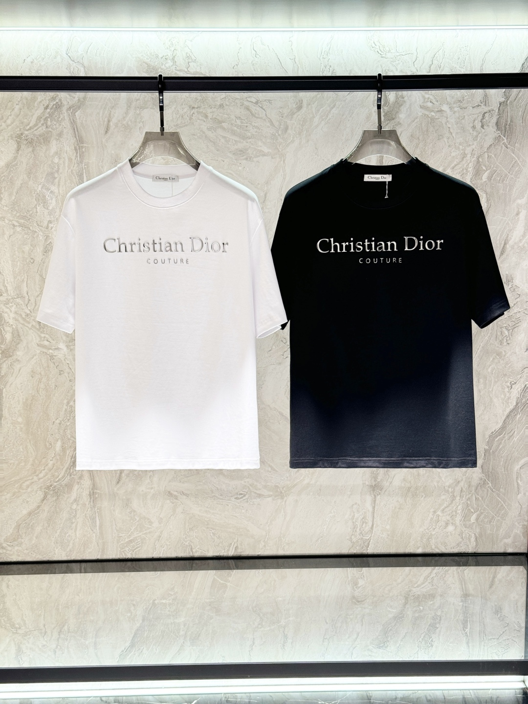 NO:457370,Dior 25SS spring and summer new model first launch counter latest round neck short sleeves, high-end customization, avant-garde and fashionable design!  Brand logo heavy craft design, high-end customized Xinjiang long velvet cotton fabric. It feels soft and comfortable to wear. The counter-level exquisite car line is fine. The workmanship is exquisite. The upper body effect is invincible and handsome!  A must-have item for handsome men!  Color black and white. Code number M-3XL, dior, T-shirt, alexander wang19860909迪奥 25SS春夏新款首发专柜最新款圆领短袖 高端订制 设计前卫时尚！品牌logo重工艺设计 高端定制新疆长绒棉面料.手感柔软.穿着舒适.专柜级别精致车线.做工精细.上身效果无敌帅气！型男必备单品！颜色黑色.白色. 码数M-3XL,,dior,T-shirt,alexander wang,Men's clothing