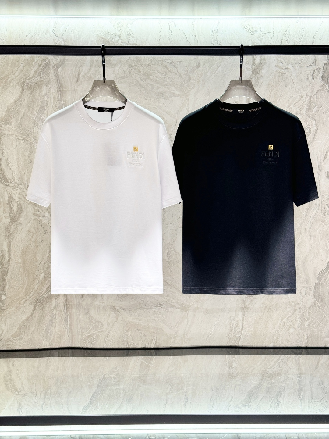 NO:457374,Fendi 25SS spring and summer new style first launch counter latest round neck short sleeves, high-end customization, avant-garde and fashionable design!  Brand logo heavy craft design, high-end customized Xinjiang long velvet cotton fabric. It feels soft and comfortable to wear. The counter-level exquisite car line is fine. The workmanship is exquisite. The upper body effect is invincible and handsome!  A must-have item for handsome men!  Color black and white. Code number M-3XL, fendi, T-shirt, alexander wang19860909芬迪 25SS春夏新款首发专柜最新款圆领短袖 高端订制 设计前卫时尚！品牌logo重工艺设计 高端定制新疆长绒棉面料.手感柔软.穿着舒适.专柜级别精致车线.做工精细.上身效果无敌帅气！型男必备单品！颜色黑色.白色. 码数M-3XL,,fendi,T-shirt,alexander wang,Men's clothing