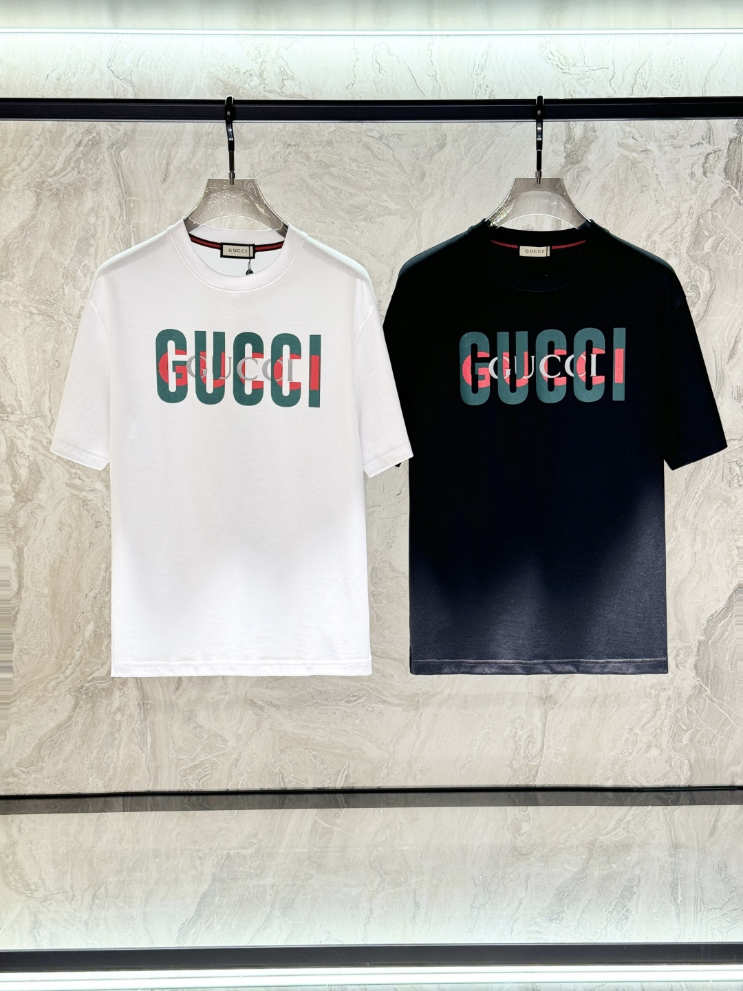 NO:454836,Guqi 25SS spring and summer new style first-time counter latest round neck short sleeves, high-end customization, avant-garde and fashionable design!  Brand logo heavy craft design, high-end customized Xinjiang long velvet cotton fabric. It feels soft and comfortable to wear. The counter-level exquisite car line is fine. The workmanship is exquisite. The upper body effect is invincible and handsome!  A must-have item for handsome men!  Color black and white. Code number M-3XL, T-shirt, alexander wang19860909古奇 25SS春夏新款首发专柜最新款圆领短袖 高端订制 设计前卫时尚！品牌logo重工艺设计 高端定制新疆长绒棉面料.手感柔软.穿着舒适.专柜级别精致车线.做工精细.上身效果无敌帅气！型男必备单品！颜色黑色.白色. 码数M-3XL,,T-shirt,alexander wang,Men's clothing