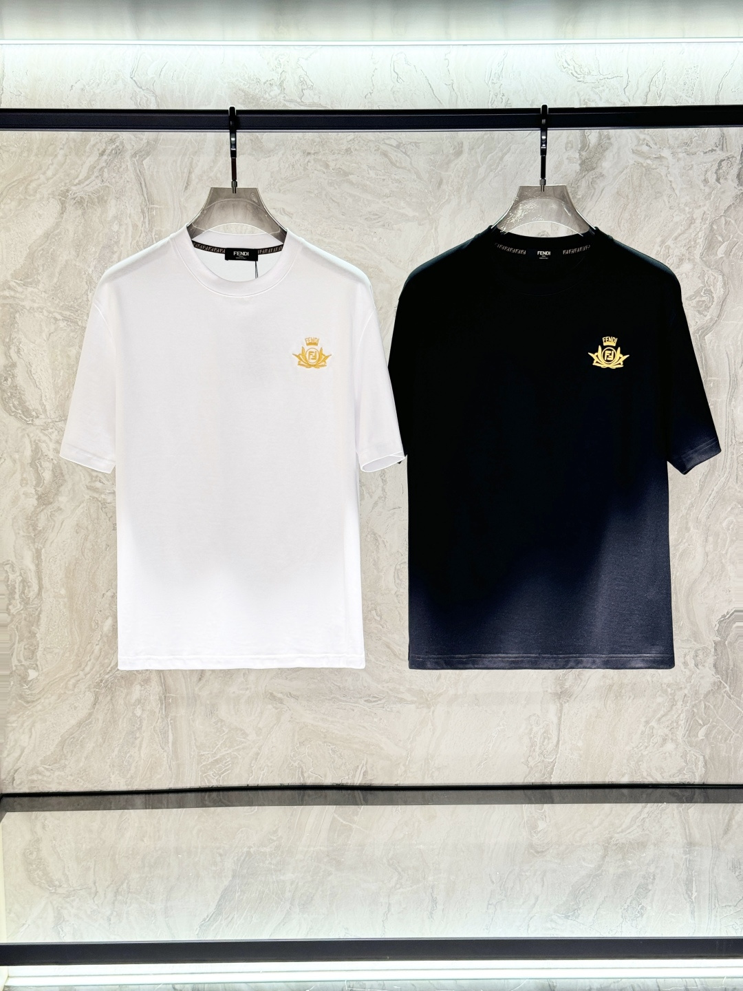 NO:454841,Fendi 25SS spring and summer new style first launch counter latest round neck short sleeves, high-end customization, avant-garde and fashionable design!  Brand logo heavy craft design, high-end customized Xinjiang long velvet cotton fabric. It feels soft and comfortable to wear. The counter-level exquisite car line is fine. The workmanship is exquisite. The upper body effect is invincible and handsome!  A must-have item for handsome men!  Color black and white. Code number M-3XL, fendi, T-shirt, alexander wang19860909芬迪 25SS春夏新款首发专柜最新款圆领短袖 高端订制 设计前卫时尚！品牌logo重工艺设计 高端定制新疆长绒棉面料.手感柔软.穿着舒适.专柜级别精致车线.做工精细.上身效果无敌帅气！型男必备单品！颜色黑色.白色. 码数M-3XL,,fendi,T-shirt,alexander wang,Men's clothing