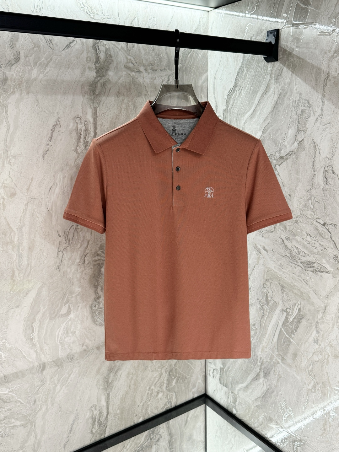 NO:469442,,Bluti, 2025 spring and summer new products, available at the same time for counters, simple and fashionable casual polo short sleeves, original imported fabric, comfortable and breathable, top-grade embroidery craft letter pattern decorative logo, extremely high-end, unique design, fashionable and handsome on the upper body!  Code number M-3XL, T-shirt, alexander wang19860909,布鲁提,2025春夏新品,专柜同步有售,简约时尚休闲polo短袖,原版进口面料,舒适透气,顶级刺绣工艺字母图案装饰logo,档次极高,独特设计,上身时尚帅气！码数M-3XL,,T-shirt,alexander wang,Men's clothing