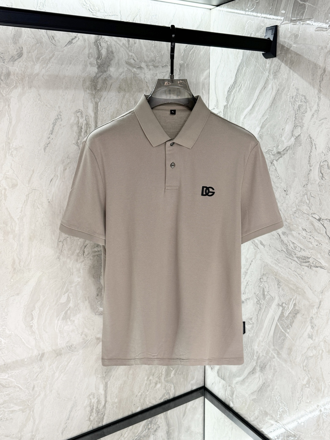 NO:469433,,DG 2025 spring and summer new products, available at the same time for counters, simple and fashionable casual polo short sleeves, original imported fabric, comfortable and breathable, top-grade embroidery craft letter pattern decorative logo, extremely high-end, unique design, fashionable and handsome on the upper body!  Code number M-3XL, T-shirt, alexander wang19860909,DG 2025春夏新品,专柜同步有售,简约时尚休闲polo短袖,原版进口面料,舒适透气,顶级刺绣工艺字母图案装饰logo,档次极高,独特设计,上身时尚帅气！码数M-3XL,,T-shirt,alexander wang,Men's clothing